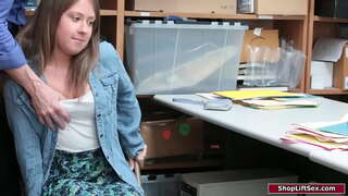 Брунэтку злавілі на крамнай крадзяжы, і афіцэр карае яе.Ён мацае яе маленькія сіські і дамінуе над ёй, каб яна зрабіла яму зьменіцца.Затым ён трахал яе шапіках