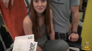 HUNT4K. Felszarvazott a pénz lehetővé teszi, vadász dugni a GF az üres tornaterem