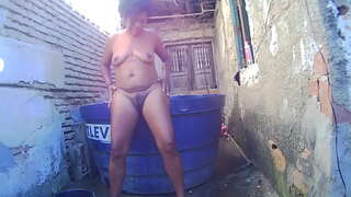 за перење со текот на мојата базен во голи