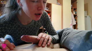 Paiseanta blowjob sloppy ó petite áilleacht le cum ina bhéal