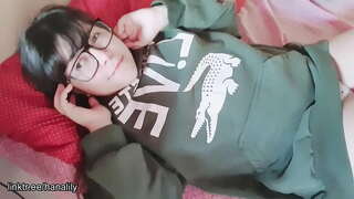 Teen qiz uning mushuk tegib