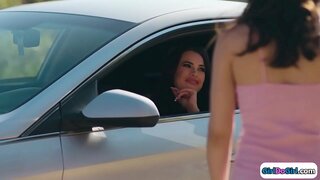 Tri super hot studentice fakulteta poljubac na krevetu.Njih dvoje sisati elastična sise svoje рыжих prijateljice, prije nego što jedan liže joj 19летнюю pussy gfs, sjedi na lice crveni.Teen girl jede maca, a zatim oni od trljanja кисками jedni druge, dok se ne završi