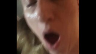 U ranim jutarnjim satima pušenje i seks s милфой-plavuša-bombu