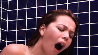 В Банята Тя го прониза го в Bundinha!!!